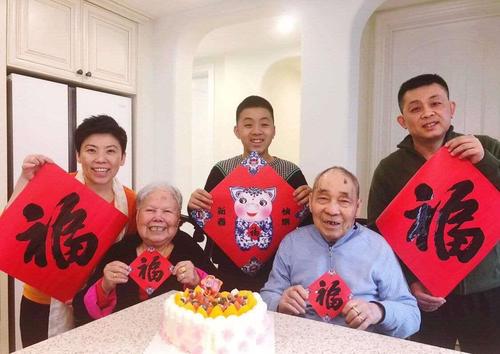 「护照」晒护照力证中国国籍邓亚萍14岁儿子现状:身高早已超过母亲