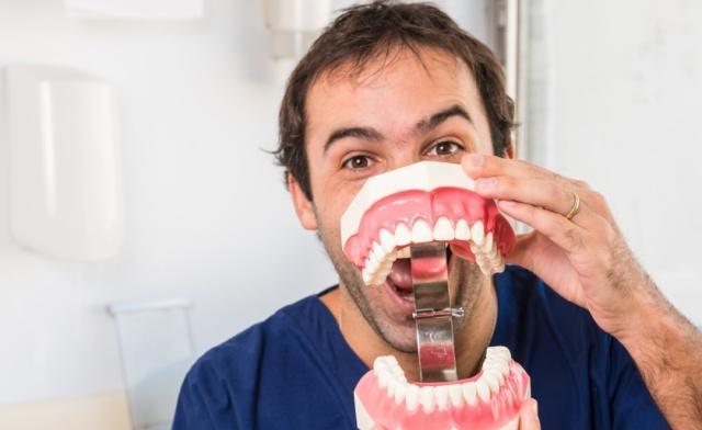 怎么才能让牙齿不松 fc715437dcd742a1bbb8df693f61248e.jpeg