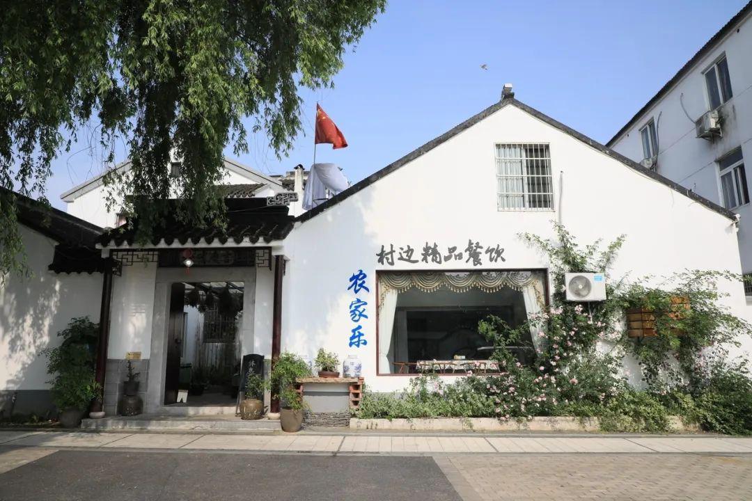 灵湖村充分利用本地自然环境优势,挖掘本土"匠人"文化,大力发展乡村农