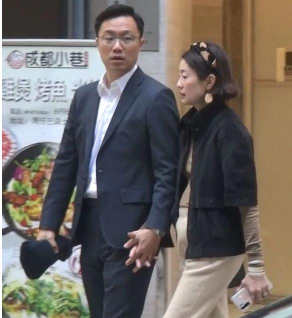 张新悦和女儿们提前庆祝母亲节，母女五人吐舌