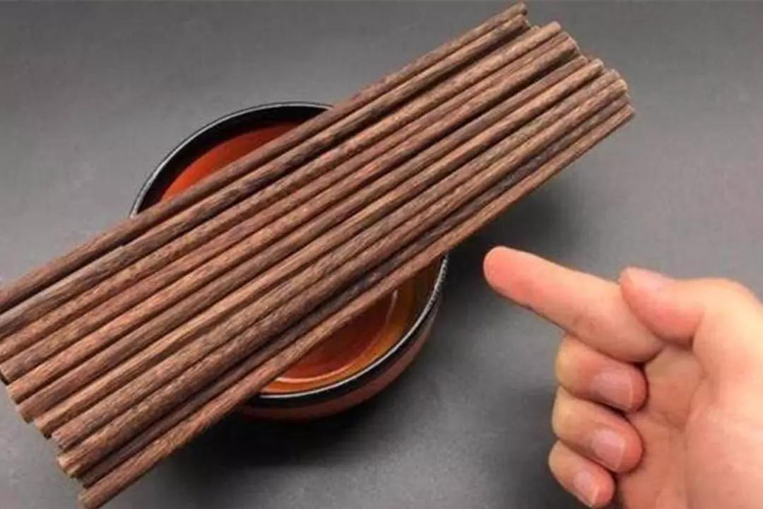筷子使用频率高,且长期用水洗涤,很容易成为细菌生长的温床,如黄色