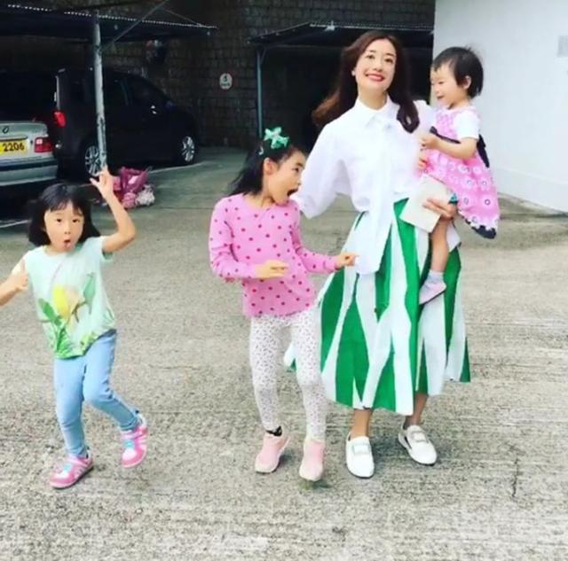 张新悦和女儿们提前庆祝母亲节，母女五人吐舌