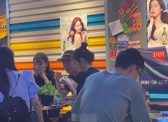 王思聪又有新恋情？当街甜蜜喂食女友，现任是