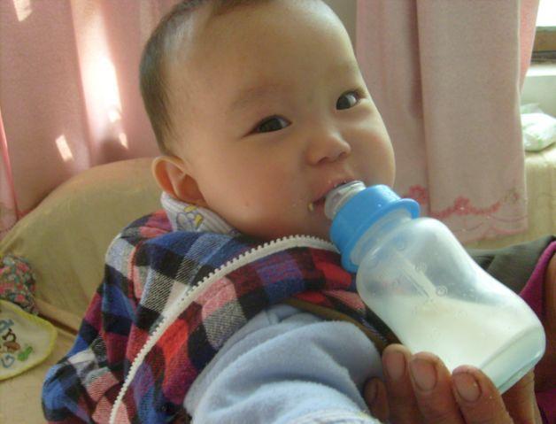 [孩子]4种食物不能喂，太伤脾胃，家长要谨记儿科医生：孩子6岁之前