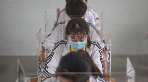 [武汉]校园里的这些硬核防疫让人心暖！武汉高三生复课后
