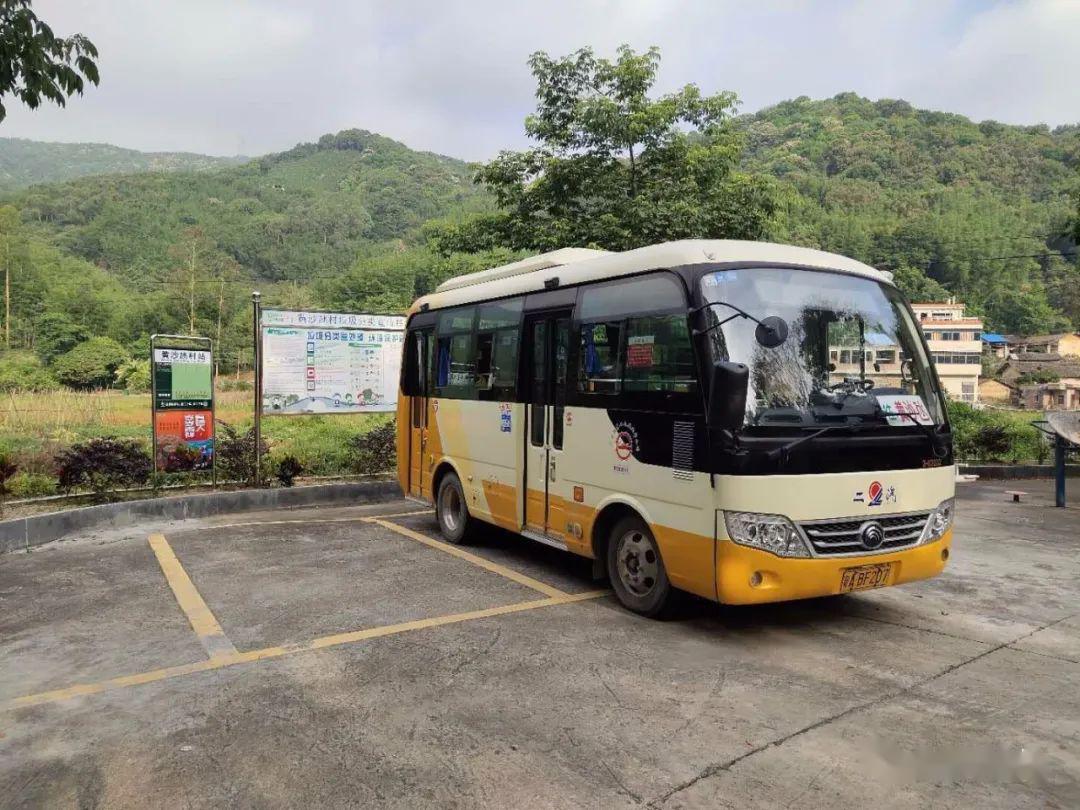 那天清晨,我登上了开往山区的一辆村巴