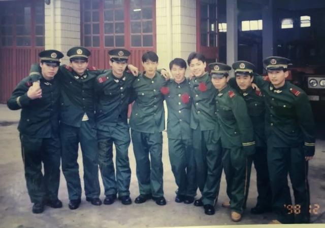 上海消防员纪念五四