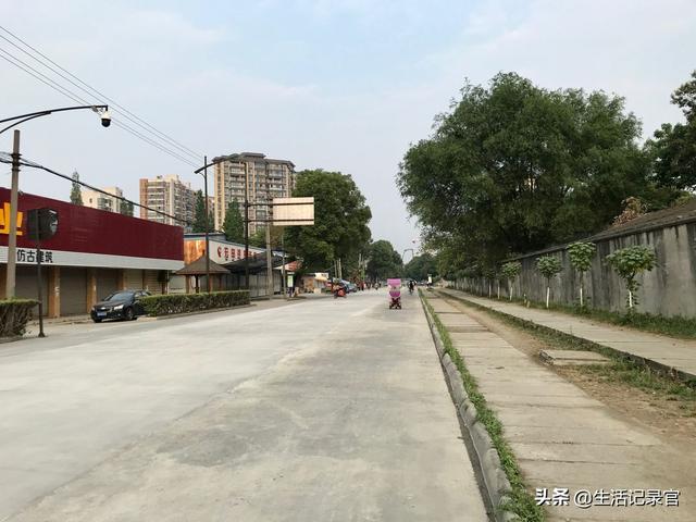 新都人民最关心的道路改造来了现场看了后的确应该尽快改造