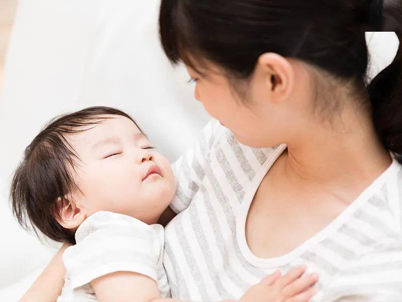 妈妈：造成脊椎弯曲？辟谣，妈妈哄睡孩子不用有罪恶感抱宝宝睡太久