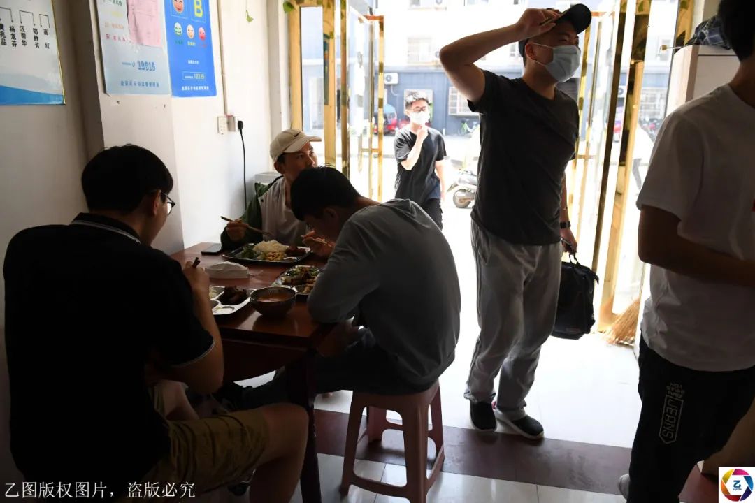 原创高考倒计时2个月，高考镇集中送餐不复存在，陪读家长不准出镇