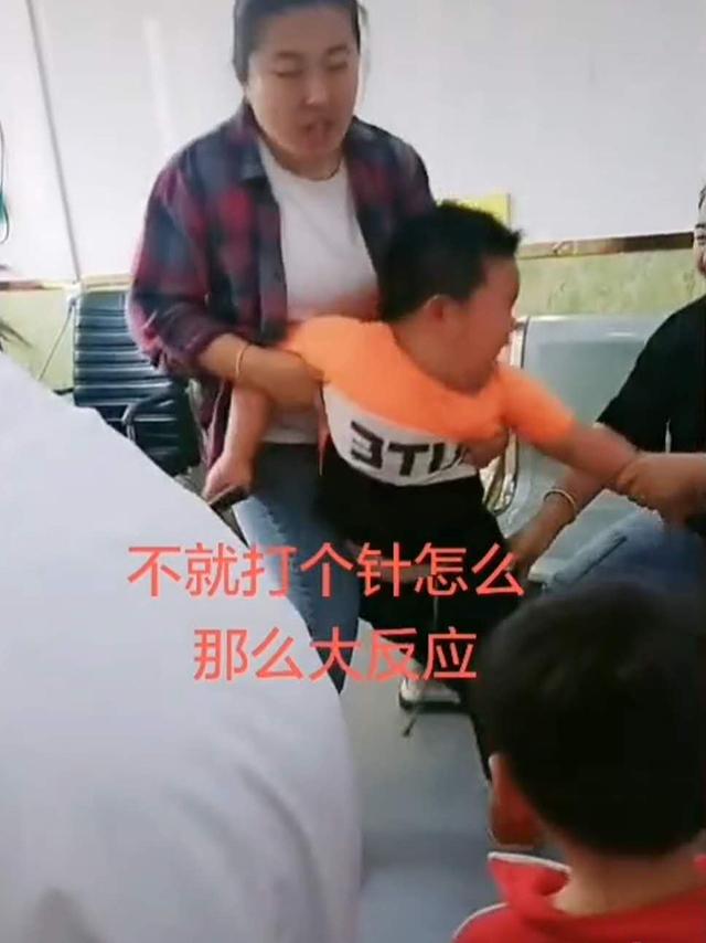 『医生』哥哥拿玩具枪找医生“拼命”，网友：真正的血浓于水妹妹打针