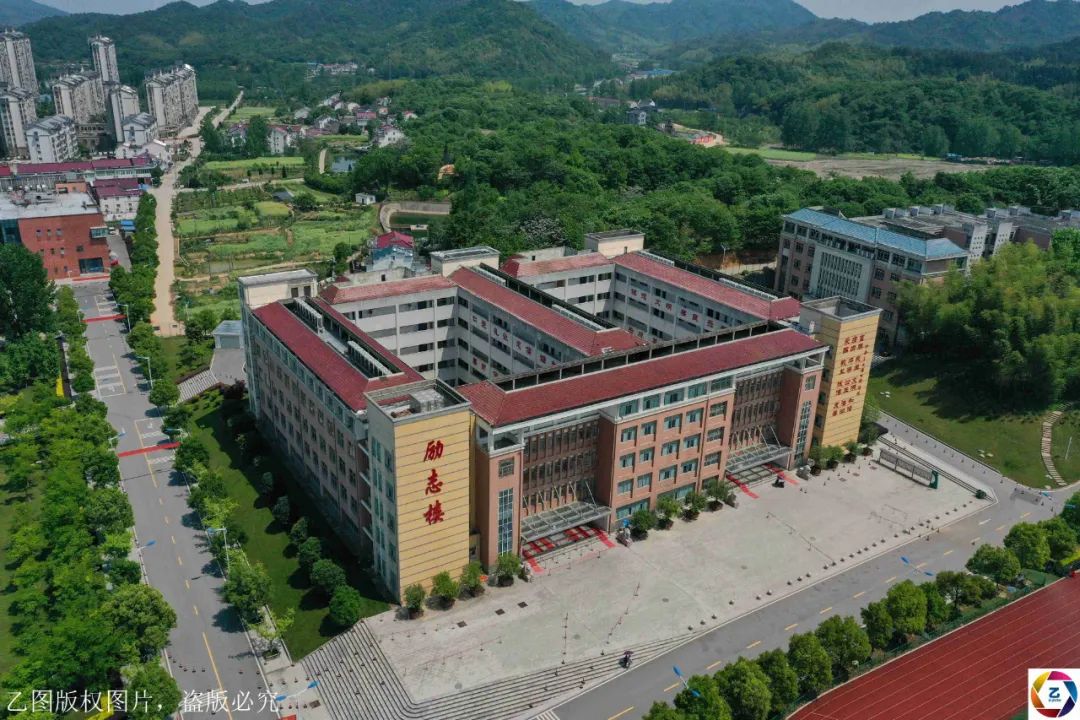 原创高考倒计时2个月，高考镇集中送餐不复存在，陪读家长不准出镇