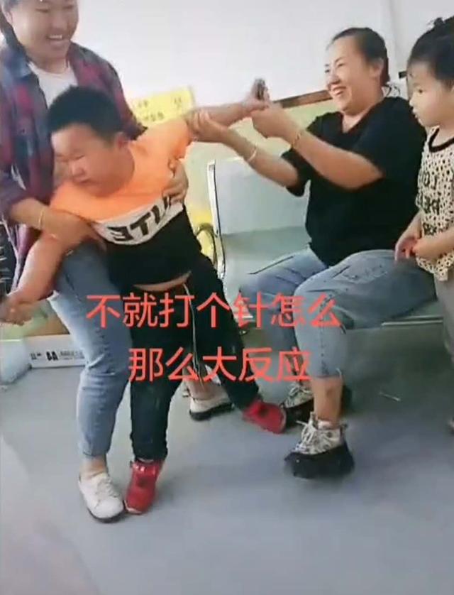『医生』哥哥拿玩具枪找医生“拼命”，网友：真正的血浓于水妹妹打针