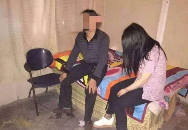 令人发指广西一树林竟藏卖淫窝点12男2女当场被抓还有艾滋病女在接客
