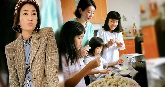 张新悦和女儿们提前庆祝母亲节，母女五人吐舌