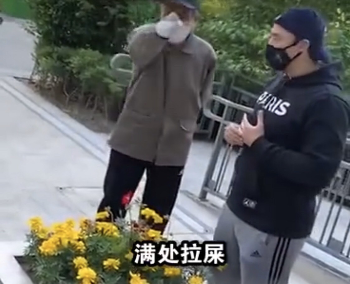 女子显然没有明白自己遛狗不应不拴绳,自己对爱犬乱拉屎应负管理责任!