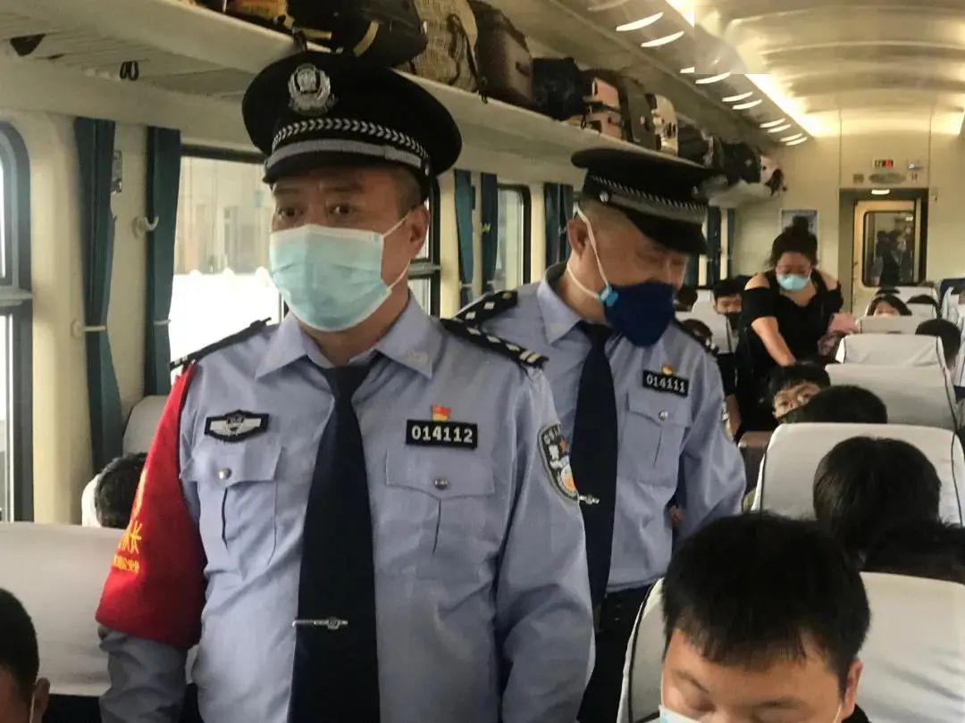 【疫情当前警察不退】铁路乘警杨旭:持"旭"不断 "疫"路守护