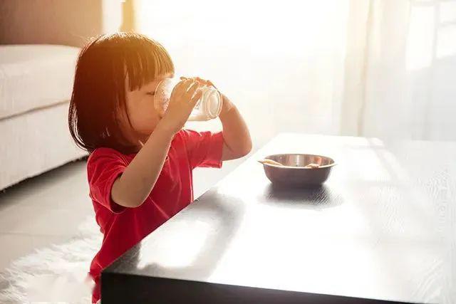 「罪魁祸首」竟是口臭的罪魁祸首，赶紧拿镜子照照！孩子喉咙掏出的小石头