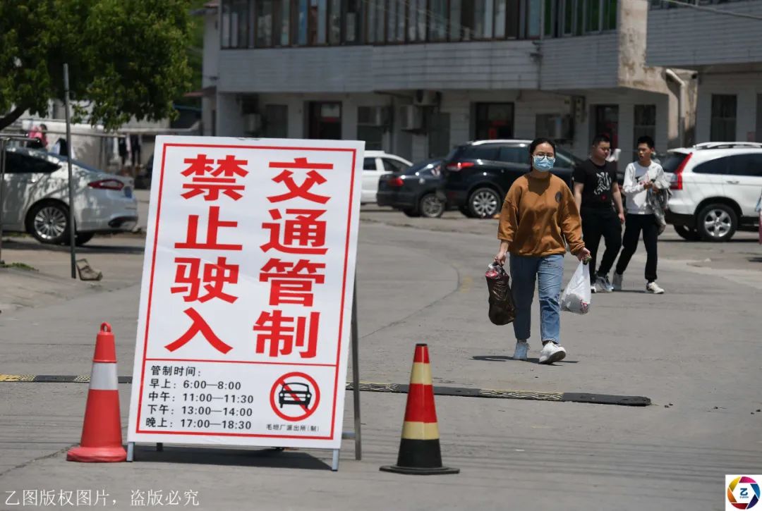 原创高考倒计时2个月，高考镇集中送餐不复存在，陪读家长不准出镇