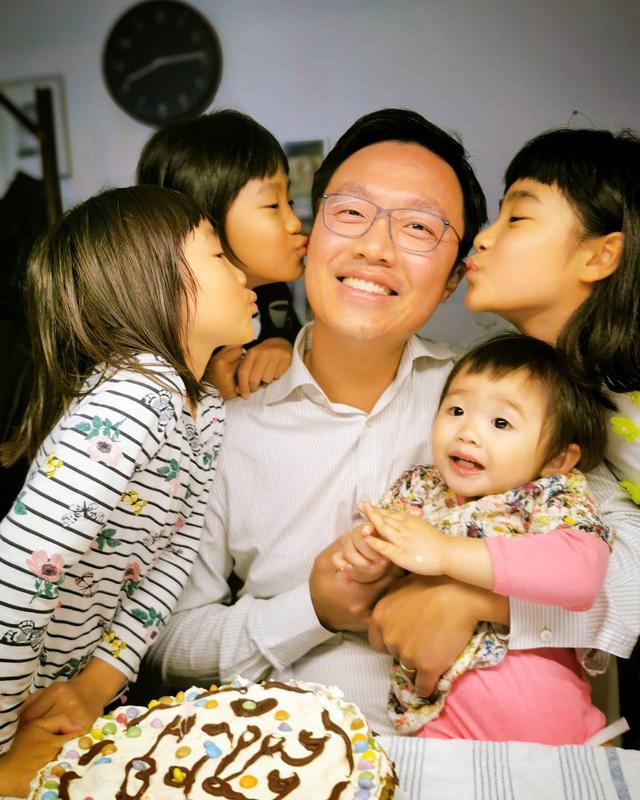 张新悦和女儿们提前庆祝母亲节，母女五人吐舌