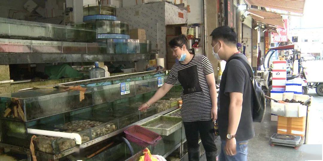 王姐在这个市场里做海鲜批发生意已经有5年了,她说,今年因为受到疫情