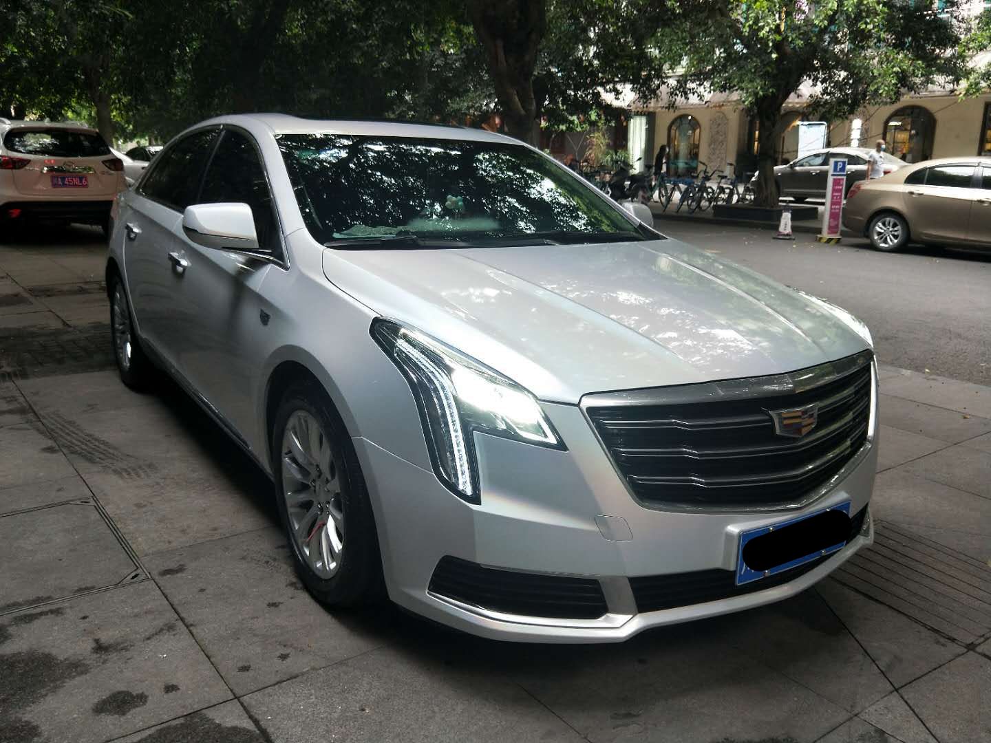 成都靓车会凯迪拉克xts镭射白汽车改色贴膜