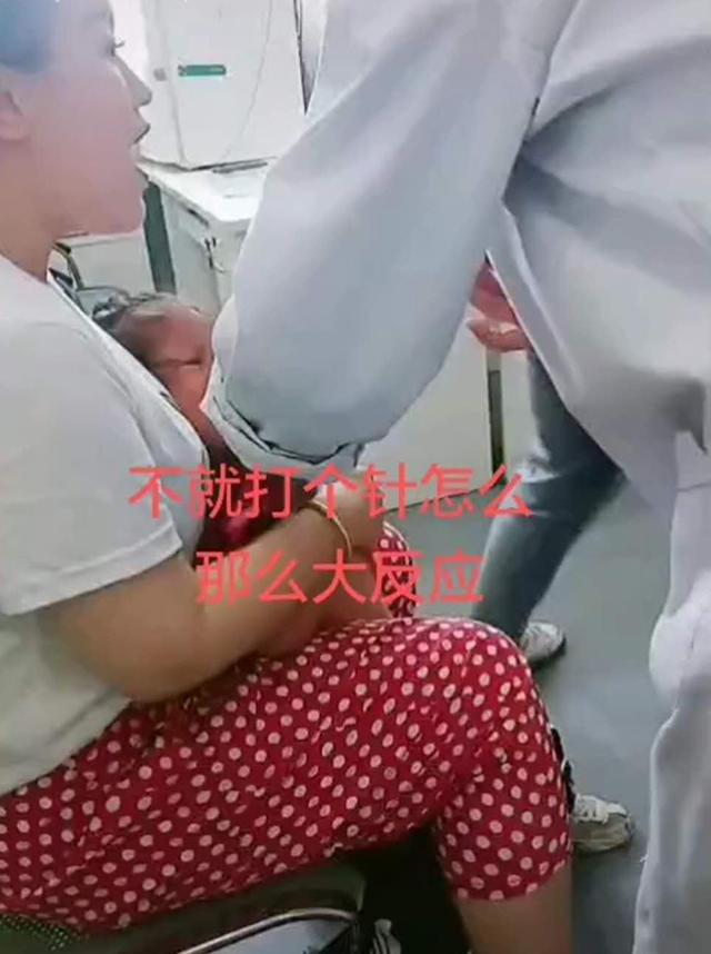 『医生』哥哥拿玩具枪找医生“拼命”，网友：真正的血浓于水妹妹打针