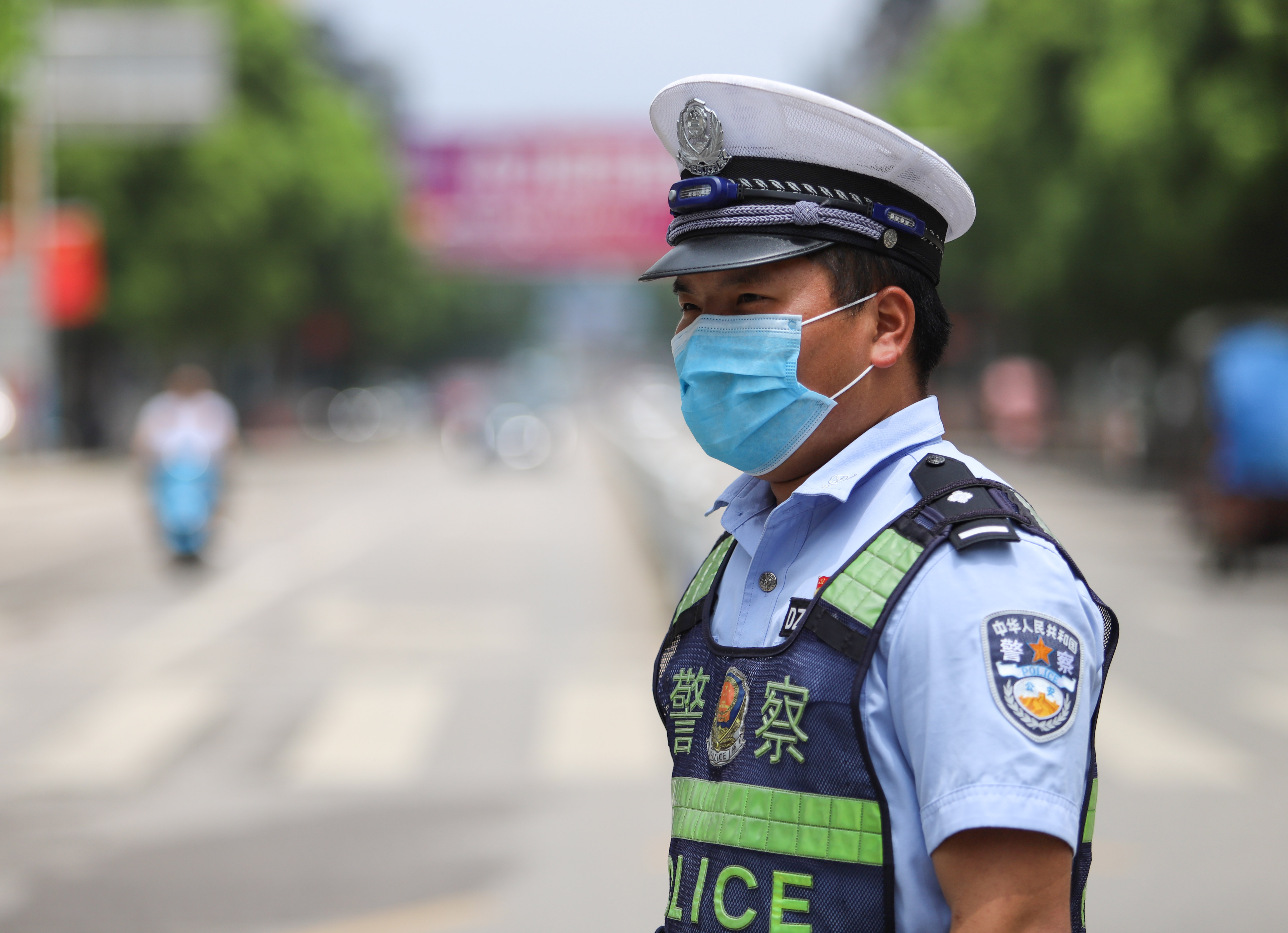 5月4日,在贵州省丹寨县龙泉镇,执勤交警在烈日下坚守岗位.