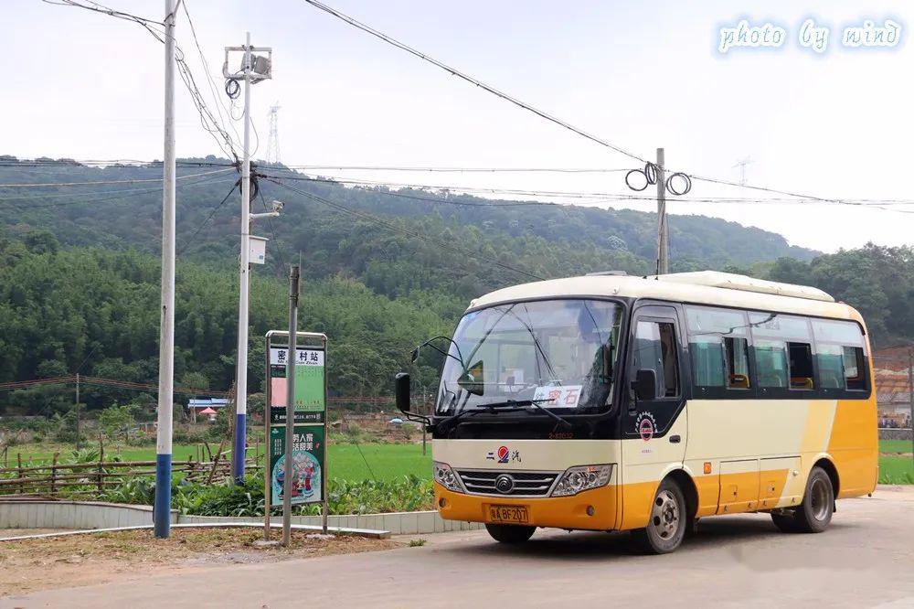 那天清晨,我登上了开往山区的一辆村巴