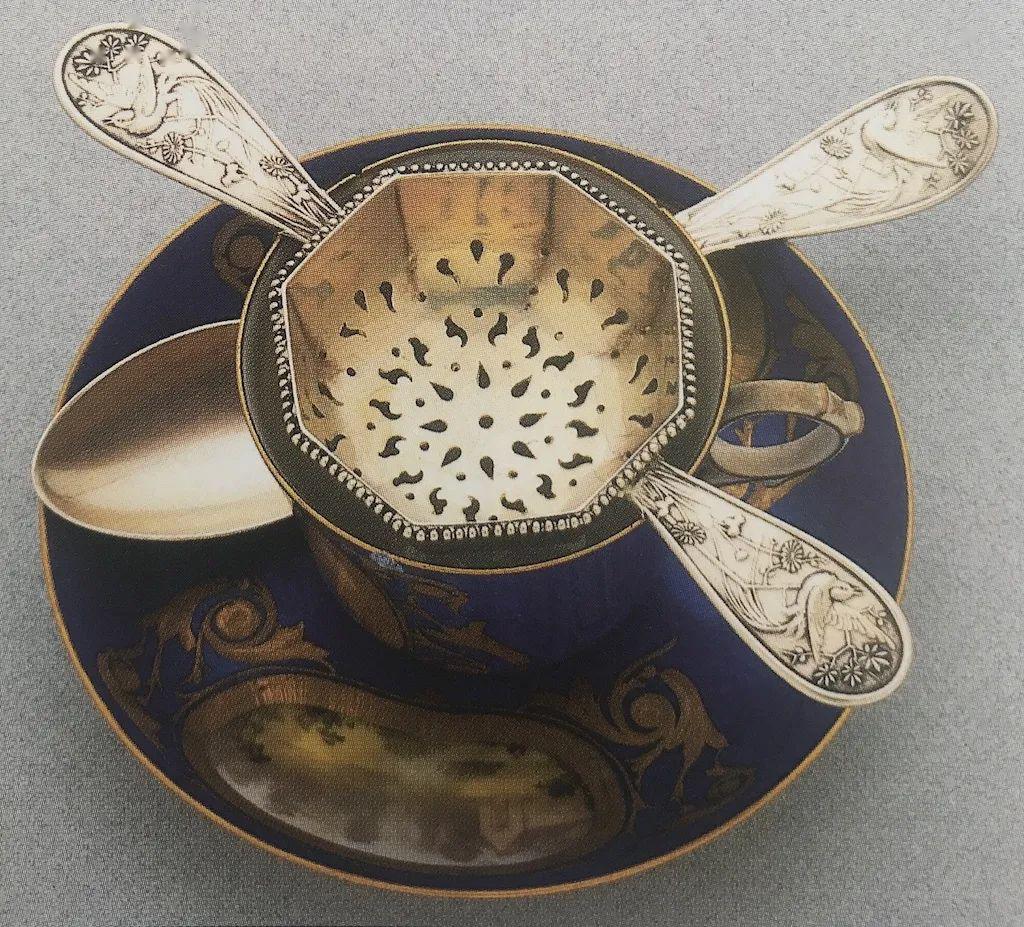 这也就解释了为何 现在流行用漂亮的古董糖筛作茶漏。同样是一把小小的勺