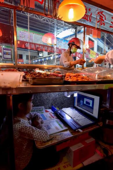小学生在案板下学习一个月！