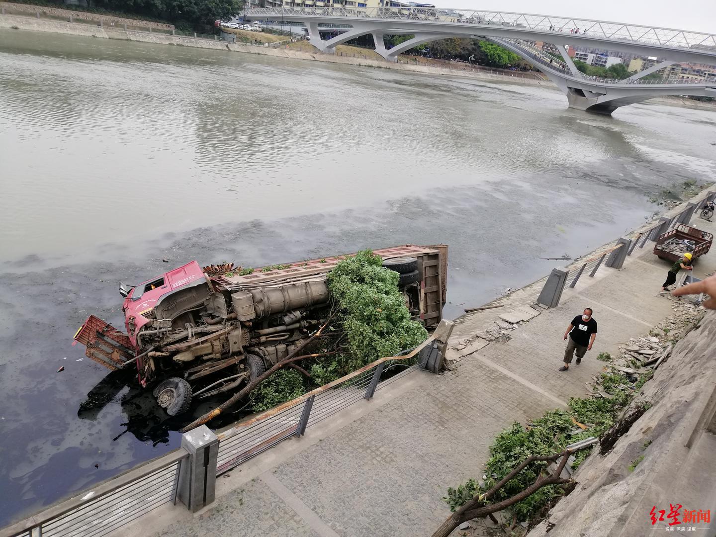 车辆@运渣车冲出护栏撞断行道树坠河 距五岔子网红大桥仅百米，