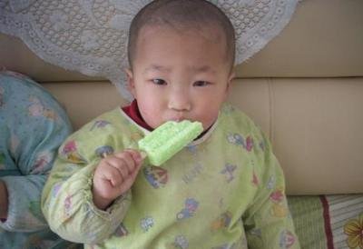 [孩子]4种食物不能喂，太伤脾胃，家长要谨记儿科医生：孩子6岁之前