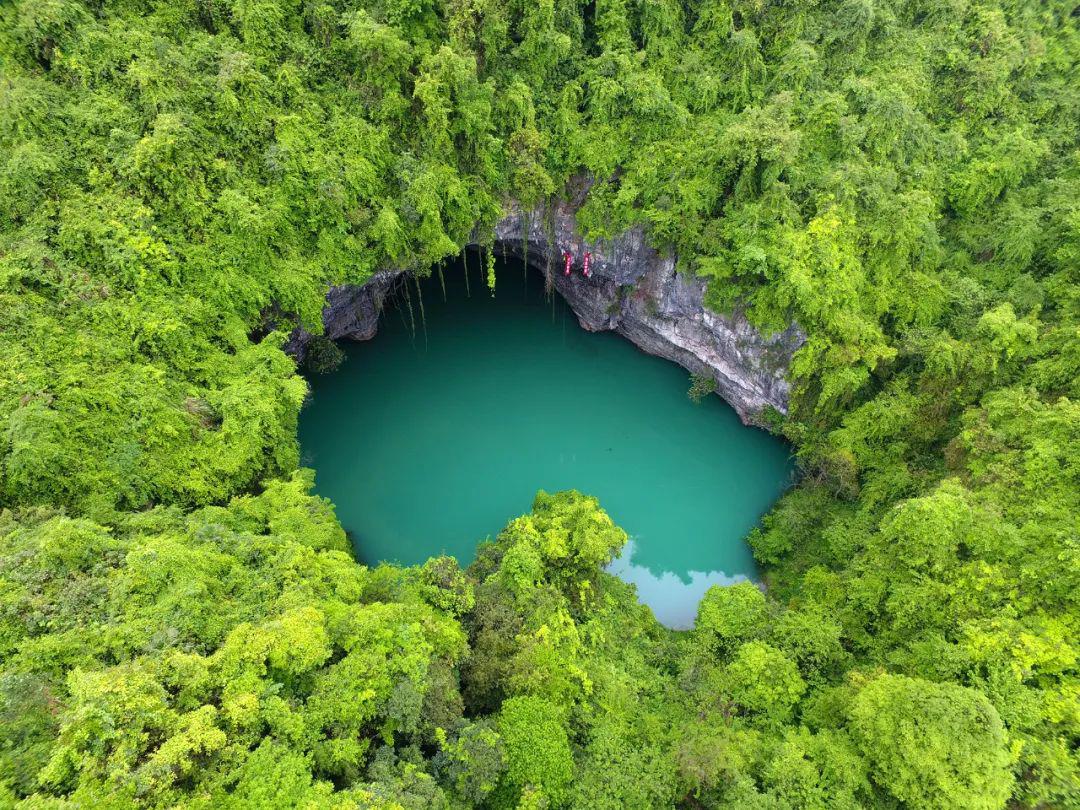 【分享】茅岩河景区"天坑心湖"首次航拍发现者周建鑫:我只想用航拍