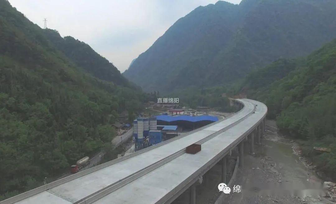 九绵高速平武段首个桥梁桥面铺装完成项目建设取得突破性进展