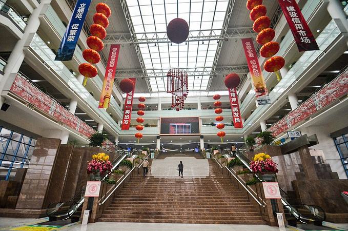 在义乌购这个网站有些起批量不真实的,就是为了上首页,说一件也批发