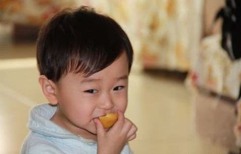 [孩子]4种食物不能喂，太伤脾胃，家长要谨记儿科医生：孩子6岁之前