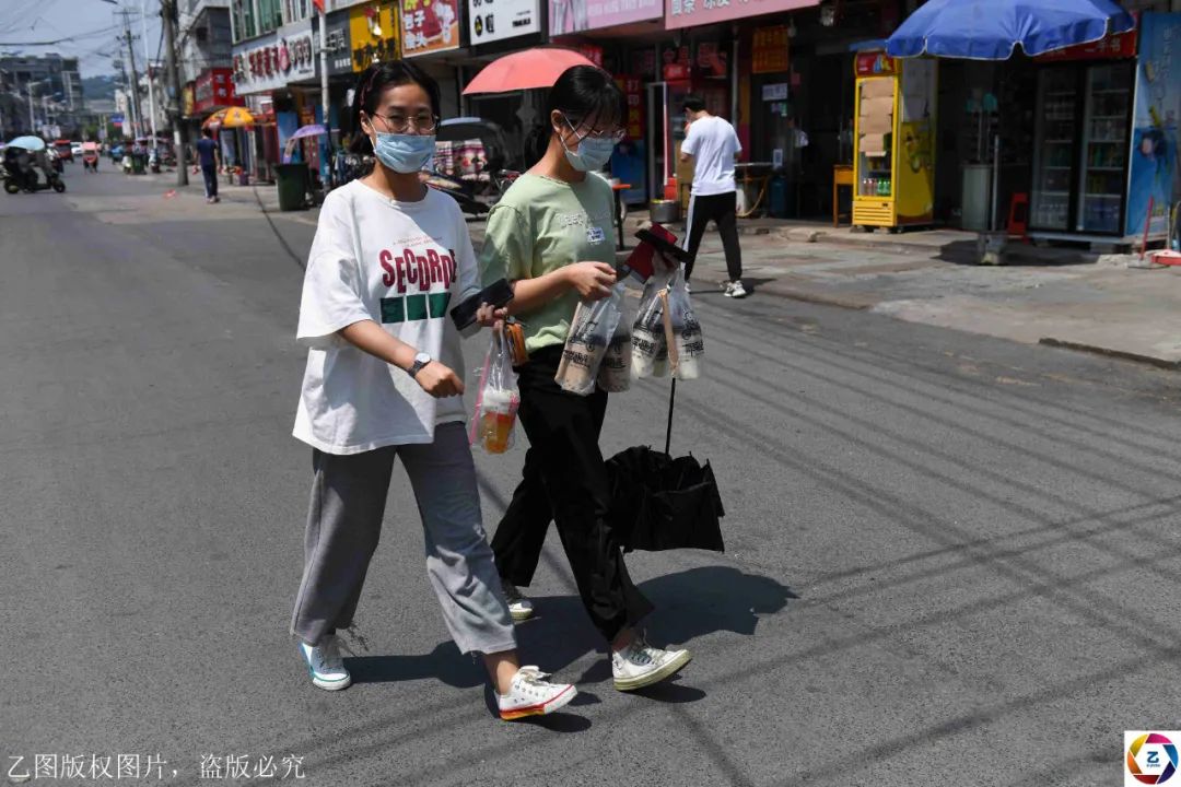 原创高考倒计时2个月，高考镇集中送餐不复存在，陪读家长不准出镇