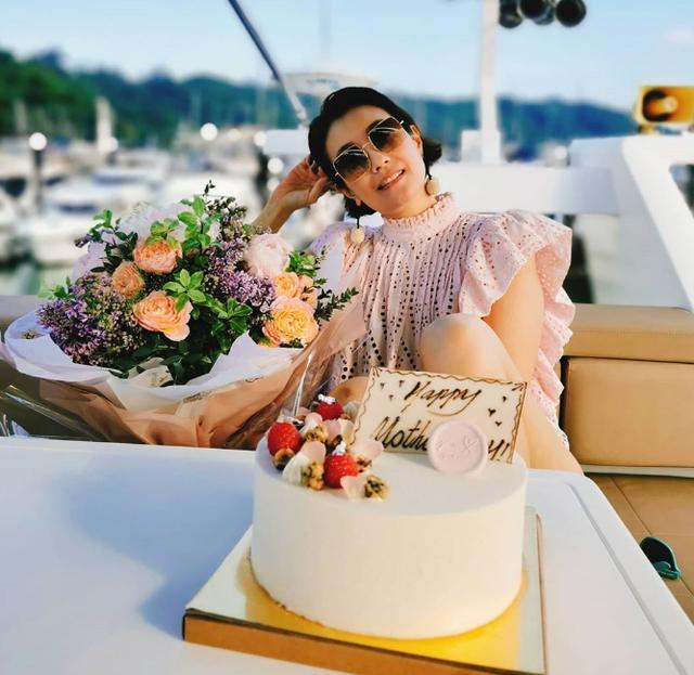 张新悦和女儿们提前庆祝母亲节，母女五人吐舌