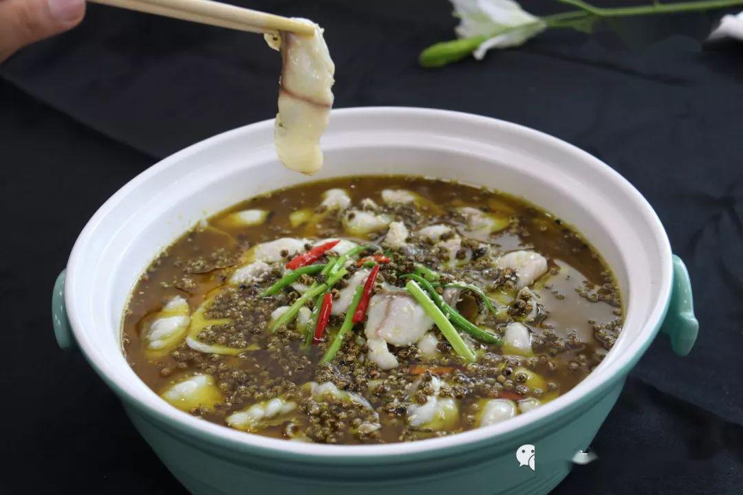 这青花椒鱼汤鲜肉嫩麻辣刺激符合年轻人的口味连吃四碗不过瘾