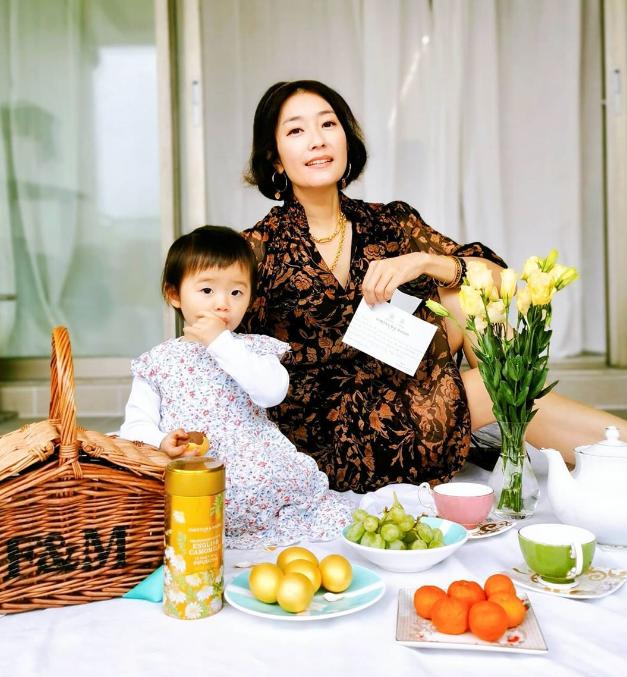 张新悦和女儿们提前庆祝母亲节，母女五人吐舌