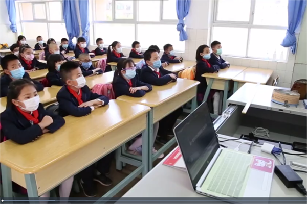 昆明小学低年级学生开学复课学校精心组织开学第一课