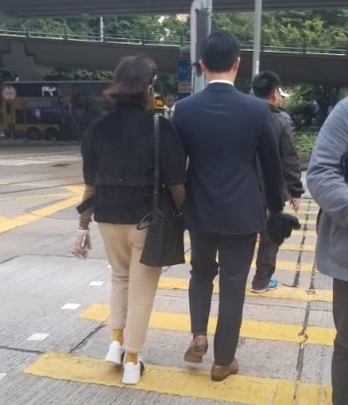张新悦和女儿们提前庆祝母亲节，母女五人吐舌