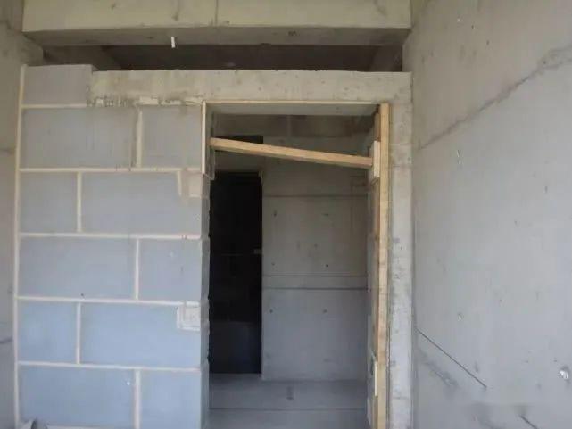 2与梁相连的高度小于250mm的门过梁和应与梁板一起浇捣,门窗过梁伸入