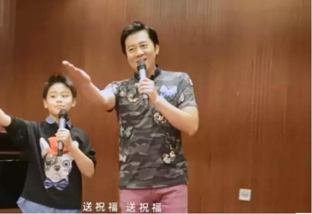 蔡国庆与儿子同台献唱，两人五官太相似，表情
