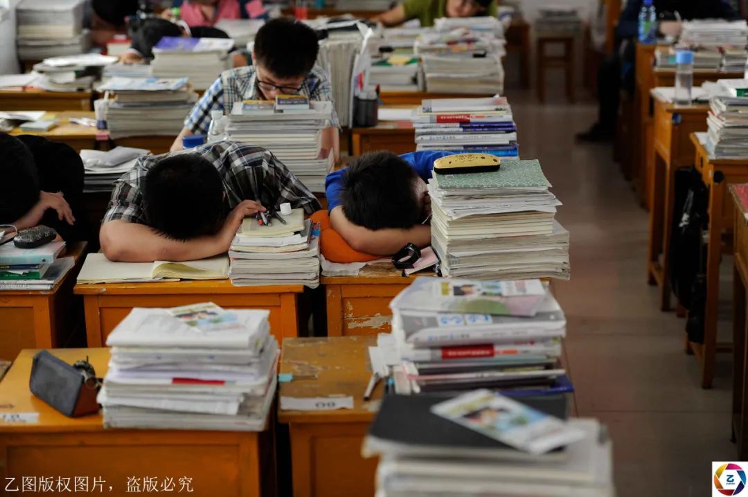 原创高考倒计时2个月，高考镇集中送餐不复存在，陪读家长不准出镇