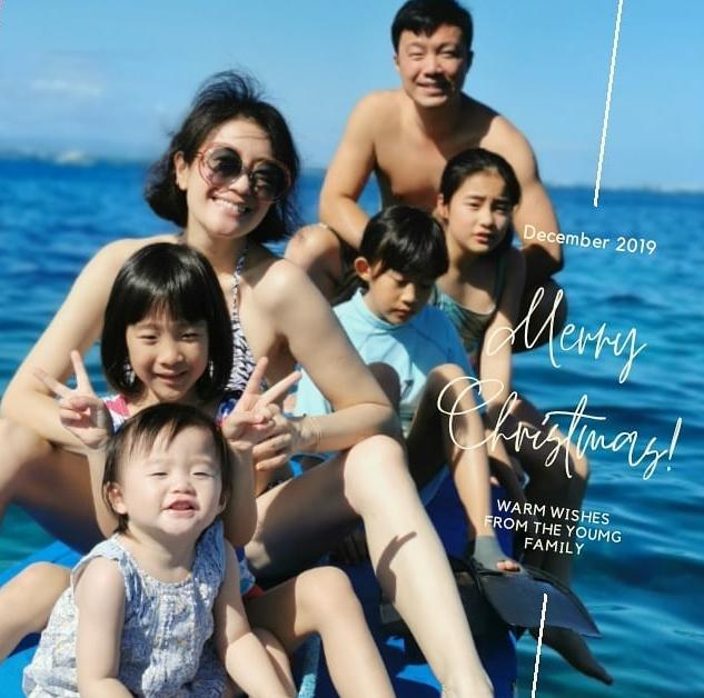 张新悦和女儿们提前庆祝母亲节，母女五人吐舌