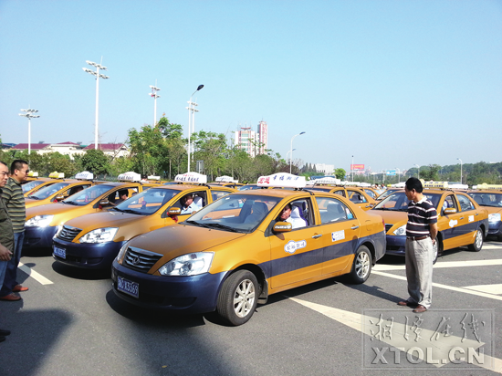 1400台出租车集体更换顶灯 湘潭市民打车,维权更方便