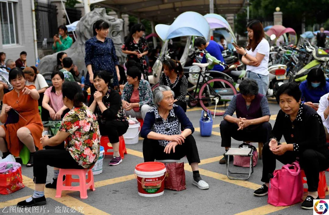 原创高考倒计时2个月，高考镇集中送餐不复存在，陪读家长不准出镇
