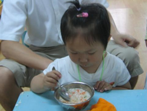 孩子：带娃经常做一件事，孩子脾胃好，生病少劝告家长：积食生百病